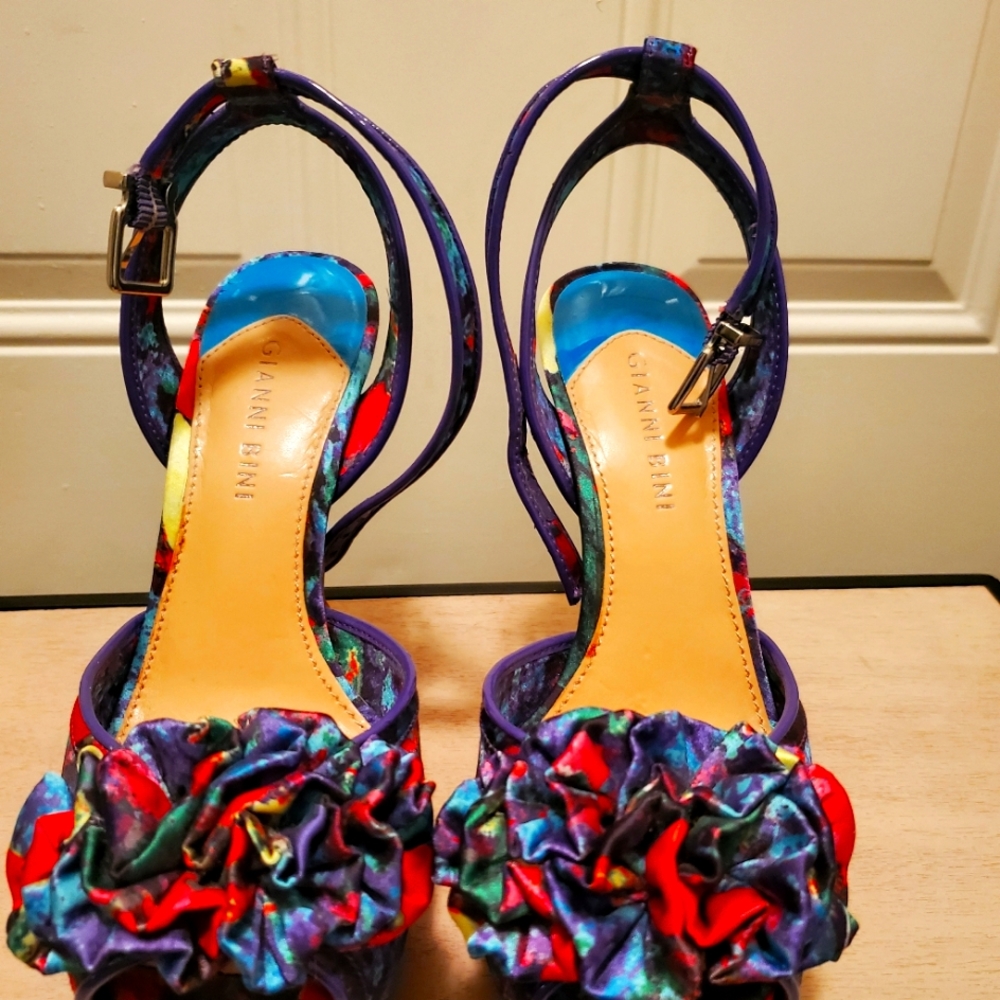 Gianni Bini size 7 multicolor heels